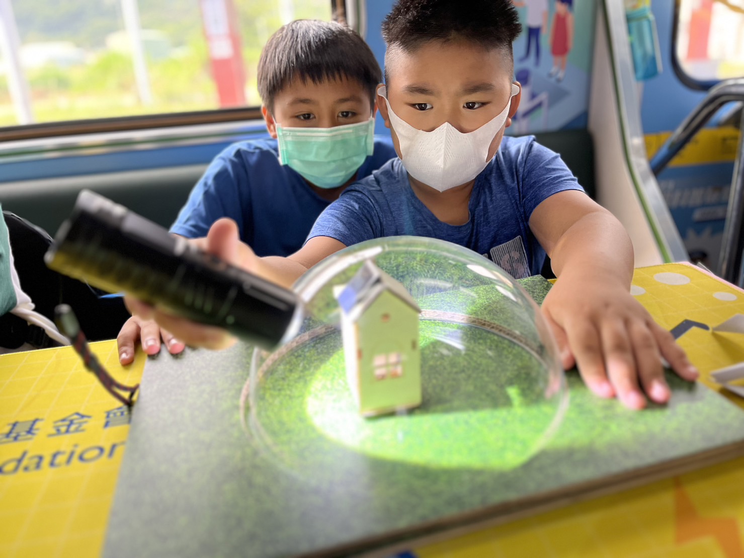 友達參與基礎科學主題車廂，以STEAM教學精神，設計「逐日科學家」、「太陽能工程師」以及「淨零建築師」三大能源科普課程和實驗