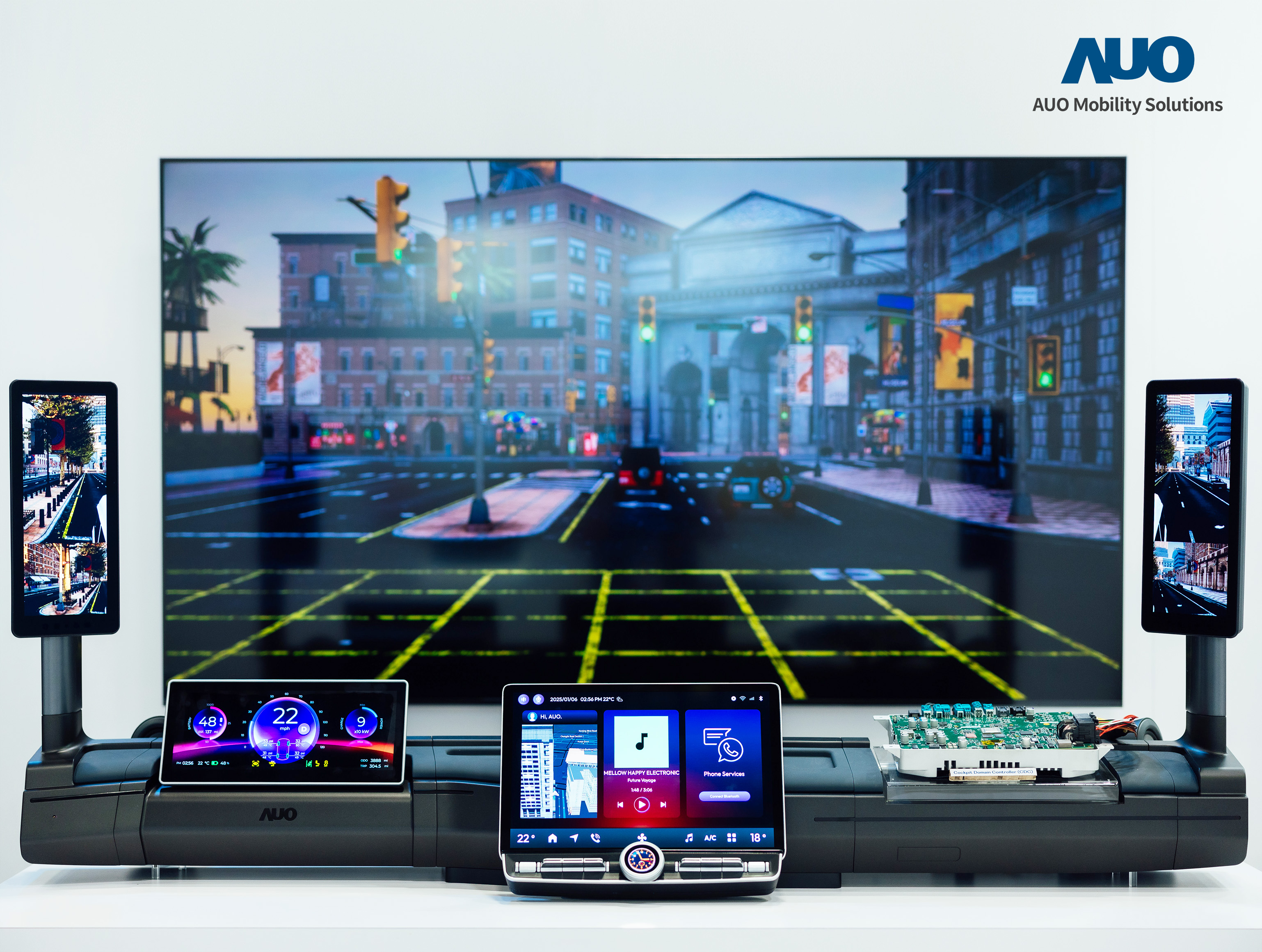 友達智慧移動推出智慧座艙域控平台，支援CDC、分區架構並整合AI運算模組，提供智慧體感與座艙互動功能，驅動個人化座艙功能全面升級。