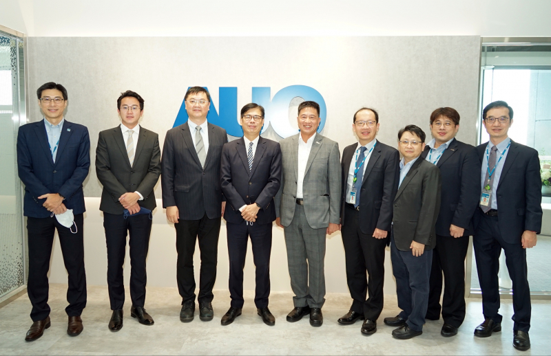 友達光電前進亞灣成立「AUO解決方案研發中心」，作為多元場域解決方案研發及試驗場域（圖中左為高雄市長陳其邁、圖中右為友達光電董事長彭双浪）