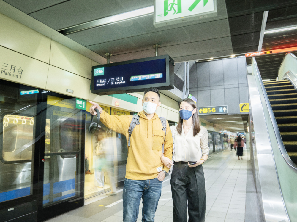 友達旗下達擎之客製化TARTAN顯示器，於台北捷運中山站亮相。以獨特長條型比例與高畫質特色，為台北捷運站帶來嶄新的都會車站風貌