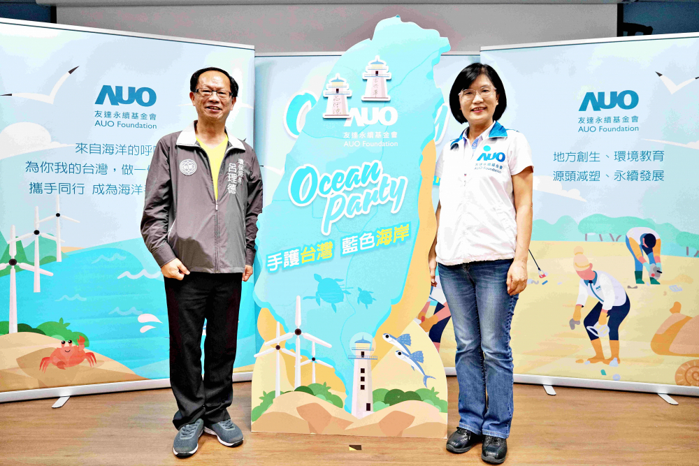 友達光電永續長古秀華（右）與桃園市環保局局長呂理德（左）進行海岸線認養儀式，簽署於象徵藍色宣言的海岸永續燈塔上，承諾以實際行動與環境教育方式，投入桃園海岸線守護行列
