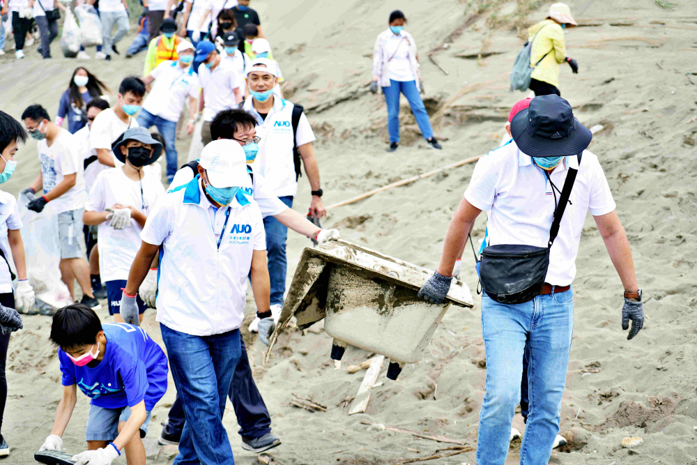 友達永續基金會2022 Ocean Party活動，與桃園市政府環保局、海湧工作室、觀音樹林里社區多方合作，一同手護台灣藍色海岸