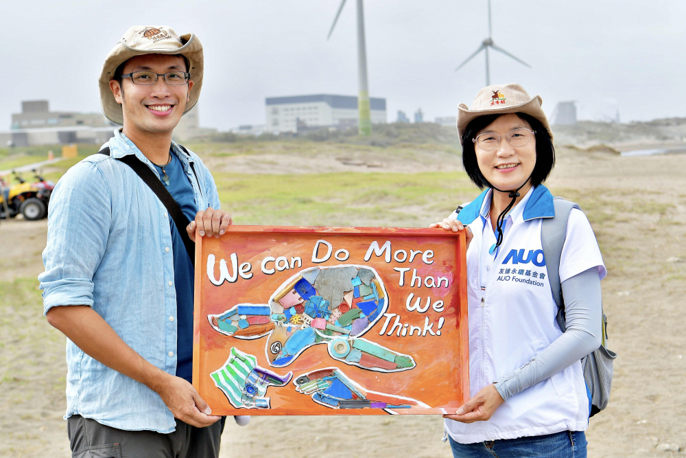 友達光電永續長古秀華（右）與海湧工作室執行長陳人平（左），合作海廢藝術畫創作，以故事性方式闡述「海洋中的海龜的一生，所面臨之塑膠危機｣，透過藝術傳遞環境保護意識