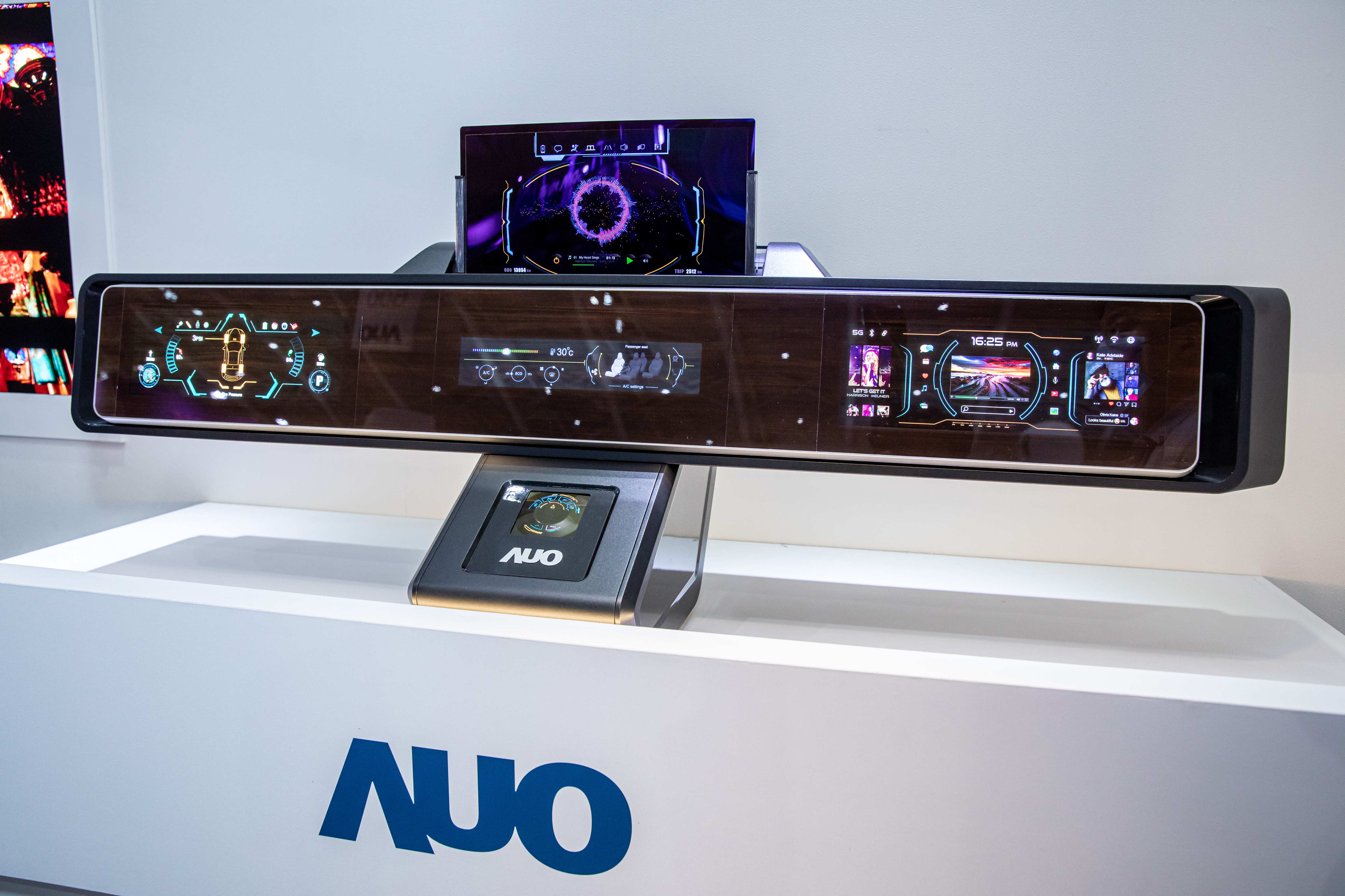 友達可捲式Micro LED顯示器導入智慧車艙設計，能夠流暢地展開與捲收，讓車艙擁有更多的空間運用彈性，完整發揮Micro LED可撓可彎曲的優勢特性