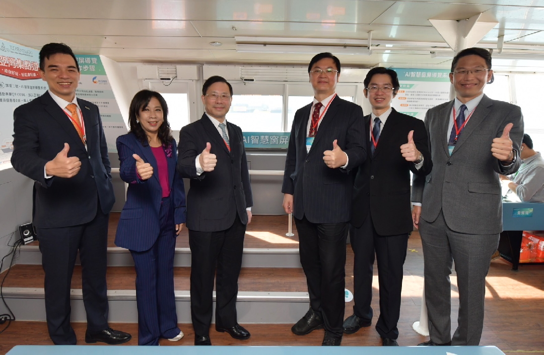 由經濟部技術處指導推動，透過友達光電、工業技術研究院與船舶中心三方合作，於高雄亞灣智慧渡輪率先導入最新Micro LED透明顯示器屏今(22)日啟用(左起友達光電營運長暨總經理柯富仁、高輪公司董事長黃淑美、經濟部次長林全能、高雄市副市長羅達生、經濟部技術處科長張能凱、工研院電光系統所副所長李正中)