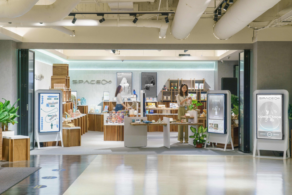友達打造永續選物商店，展示社企及社創商品，結合創利空間所開發的智慧零售系統，整合多元產品資訊，讓無人商店扮演公益行動的推手