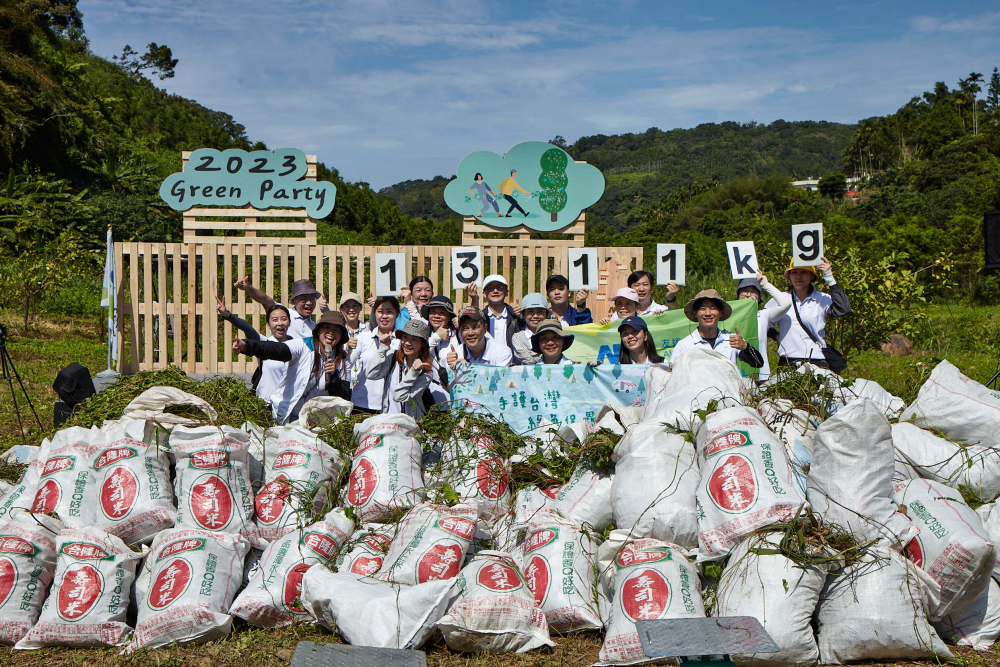 友達集結超過200位志工，攜手移除高達1311公斤的外來入侵種「小花蔓澤蘭」