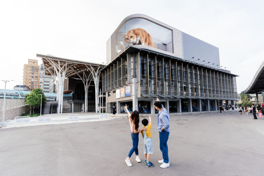 友達打造全台最大戶外裸視3D LED弧形螢幕，將超立體的軟萌胖橘貓動畫活躍於頂樓外牆
