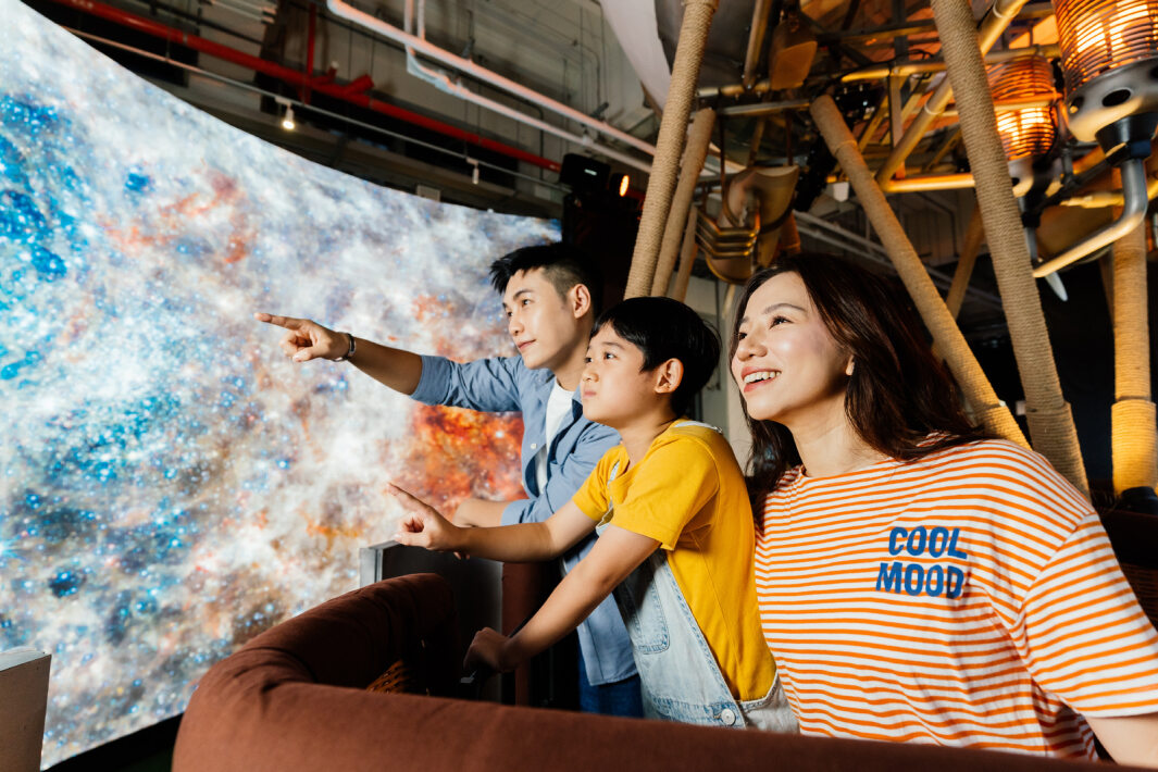 友達打造全台最大寬6公尺、高4公尺、唯一搭載LED弧形拼接顯示屏的動感飛行船，讓乘客駐足在熱氣球上，享受身歷其境的偽出國旅遊樂趣