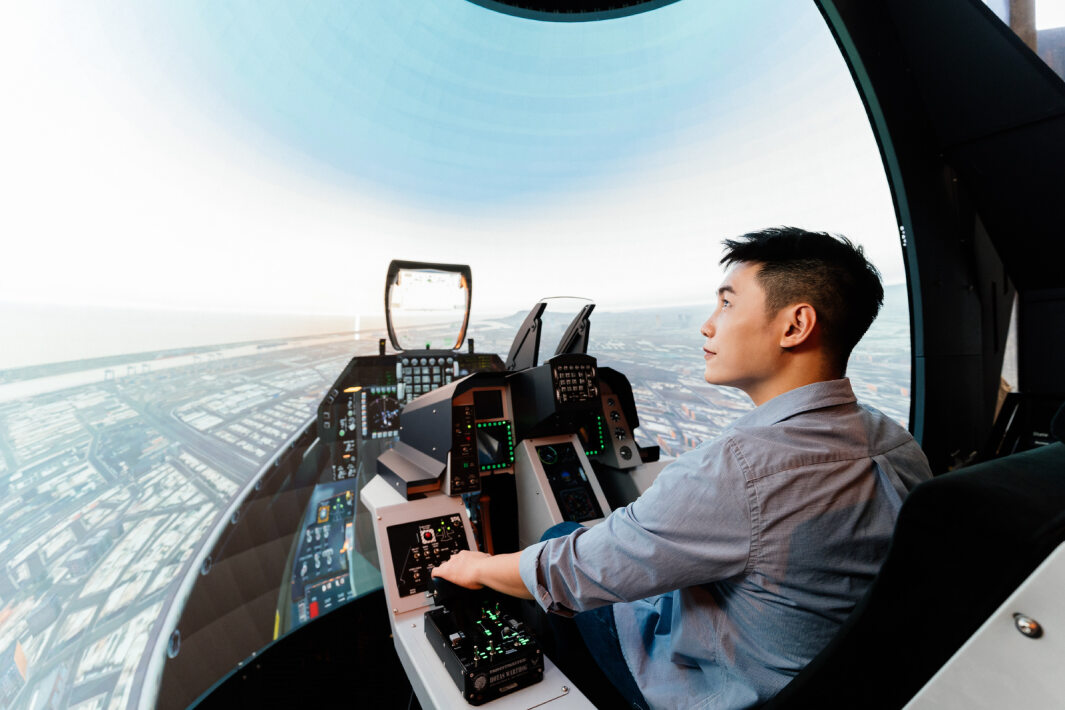 友達以P1.25小間距打造球形LED模擬艙，搭配智崴的精密六軸動態座椅，結合友達專業影像調校技術，呈現擬真模擬飛行場景