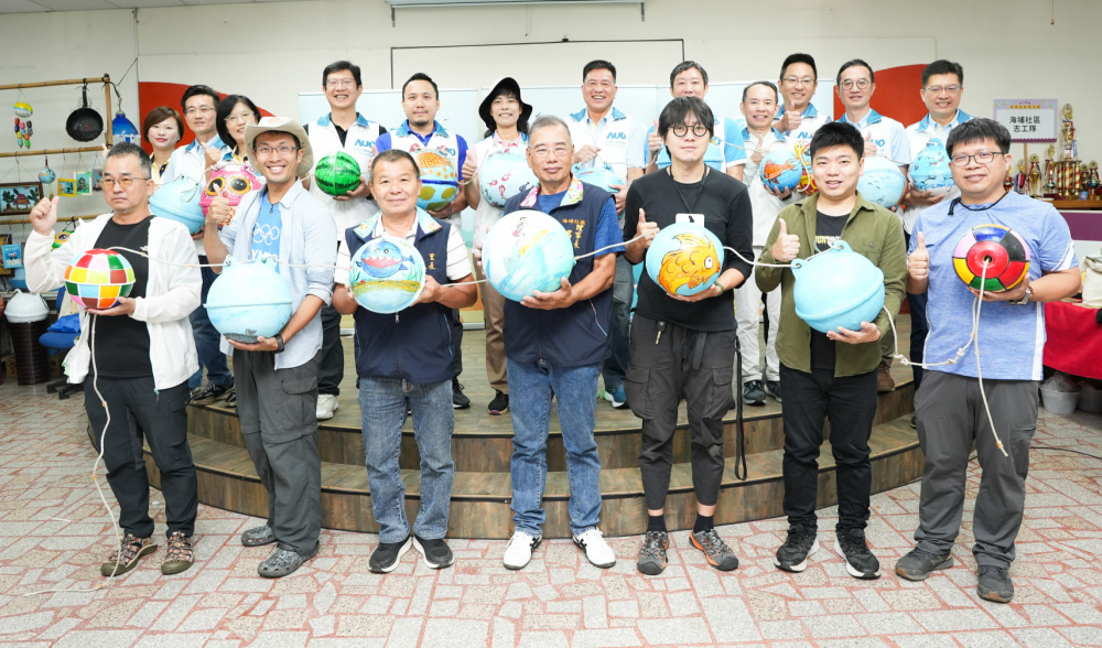 友達光電暨友達永續基金會董事長彭双浪與農業部林業及自然保育署新竹分署夏分署長、供應商夥伴、在地鄰里協會、社企團體，以循環再生的海廢浮球倡議從源頭減廢，為地球移除塑膠垃圾，共同「手」護台灣美麗海岸