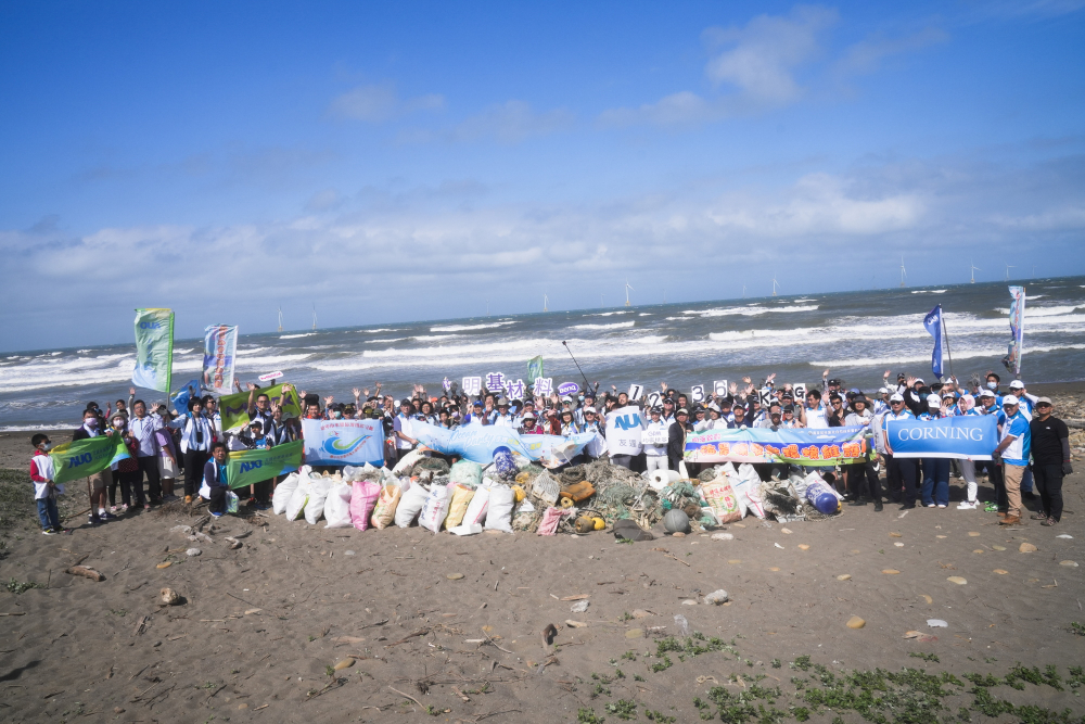 友達永續基金會召集企業志工、產官學和供應商夥伴，在苗栗後龍外埔魚港1340保安林海岸淨攤，齊心協力清除1.2公噸海洋廢棄物，以行動實踐對環境友善的承諾