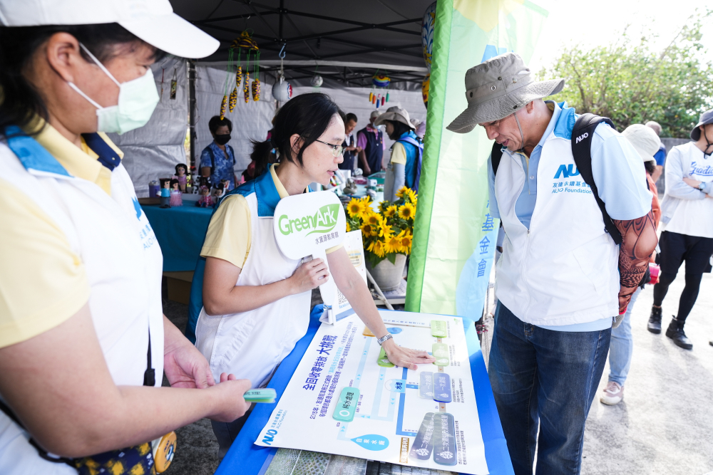 2023年友達永續基金會Ocean Party活動攜手社會企業及地方創生團體，策展食衣行等循環再生環教市集，及電動巴士接駁等低碳活動設計，打造減塑低碳的永續淨灘活動