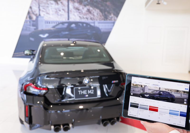 賞車介面即時投放到LED牆上，顧客可即時更換車輛內裝、零件選配與車款配色，提供近乎與實車等比例的沉浸式無死角虛擬賞車體驗