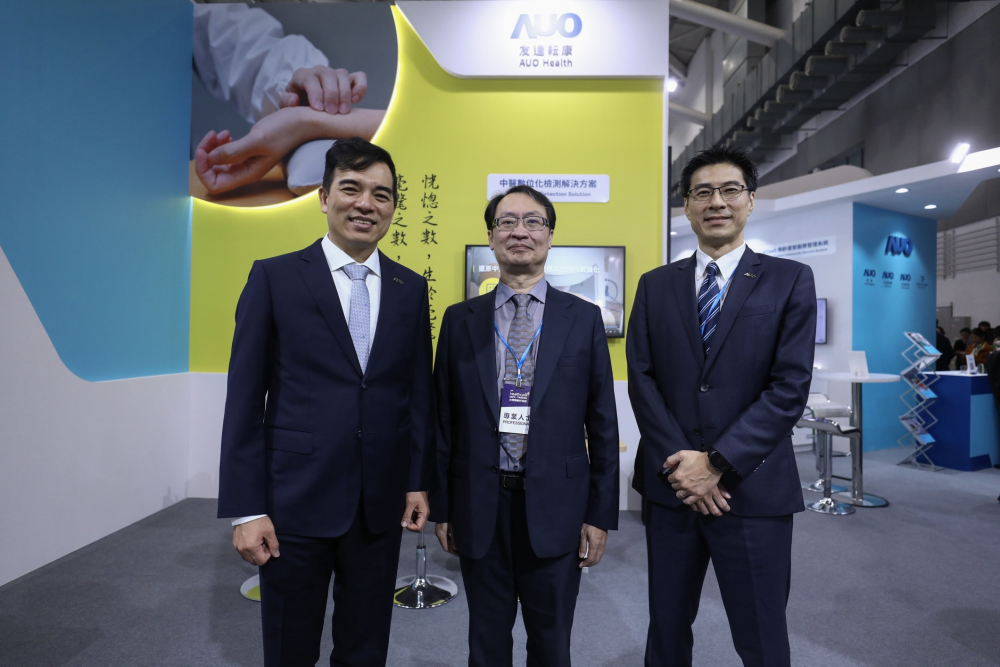 首次於醫療科技展亮相的友達耘康，捐贈數位化檢測設備與研究經費，協助衛福部國家中醫藥研究所打造中醫大數據資料庫。圖由左至右為友達光電執行長暨總經理柯富仁、衛福部國家中醫藥研究所所長蘇奕彰、友達光電智慧醫療事業群總經理廖世宏
