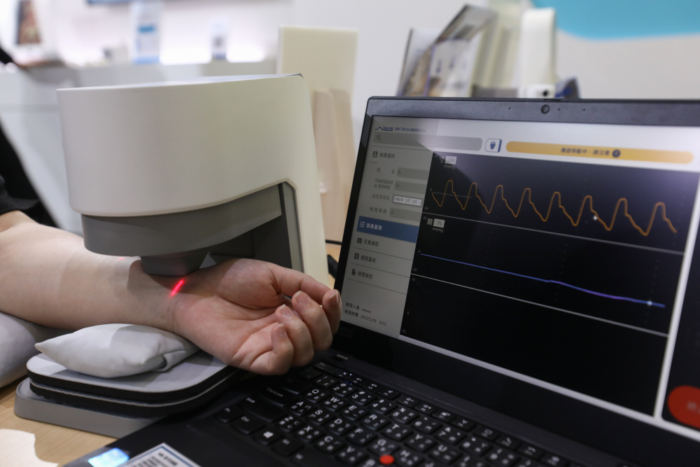 友達耘康脈象檢測系統透過電腦精準控制升降系統，還原中醫師三指把脈過程的舉、按、尋手法，將脈象感受轉化成數據，未來可結合大數據分析，實現智慧醫療及準確性