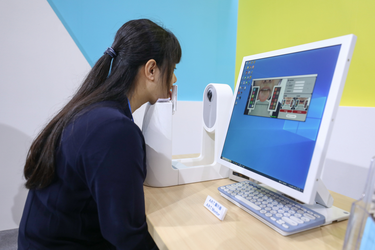 友達耘康延伸友達卓越的感測技術及色彩管理專長，研發出舌象擷取系統，可提供數據化、影像化的檢測結果，輔助醫師與專業醫事人員做為臨床研究、檢測結果評估與檢測紀錄的留存