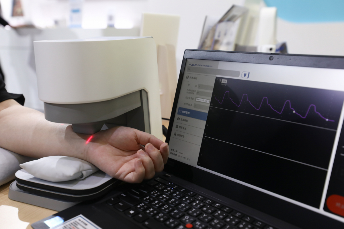 友達耘康脈象檢測系統透過電腦精準控制升降系統，還原中醫師三指把脈過程的舉、按、尋手法，將脈象感受轉化成數據，實現智慧醫療及準確性