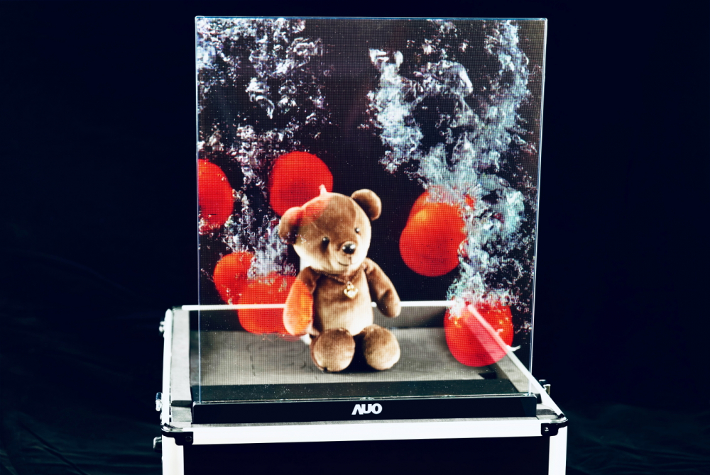 友達以次世代Micro LED顯示技術打造之透明顯示器，具備高穿透、低繞射、高亮度、可拼接之特性，可廣泛應用於智慧移動、零售、育樂和醫療等多元場域