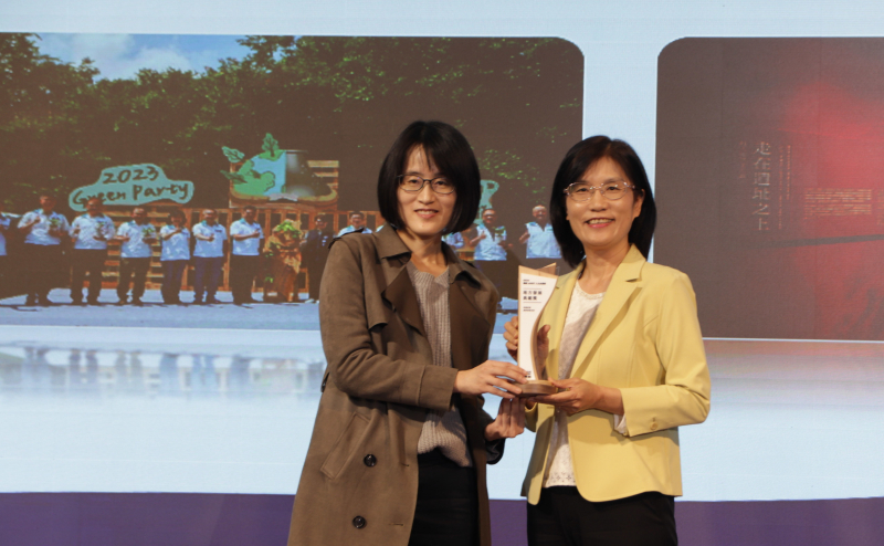 友達保存「西大墩窯遺址」且推廣在地文史教育不遺餘力，今（6）日獲頒「人文企業獎」地方發展獎之最高榮譽典範獎。由文化部陳文婷簡任視察（左）頒獎，友達永續長古秀華（右）代表受獎