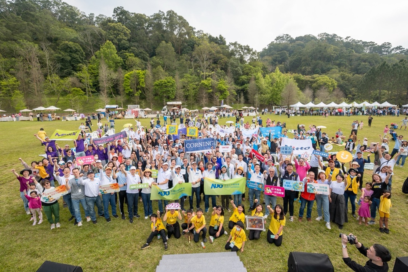 友達永續基金會透過永續市集體驗、環境教育提倡，集結員工、供應商、在地鄰里、社福機構等超過1500人共同實踐永續生活