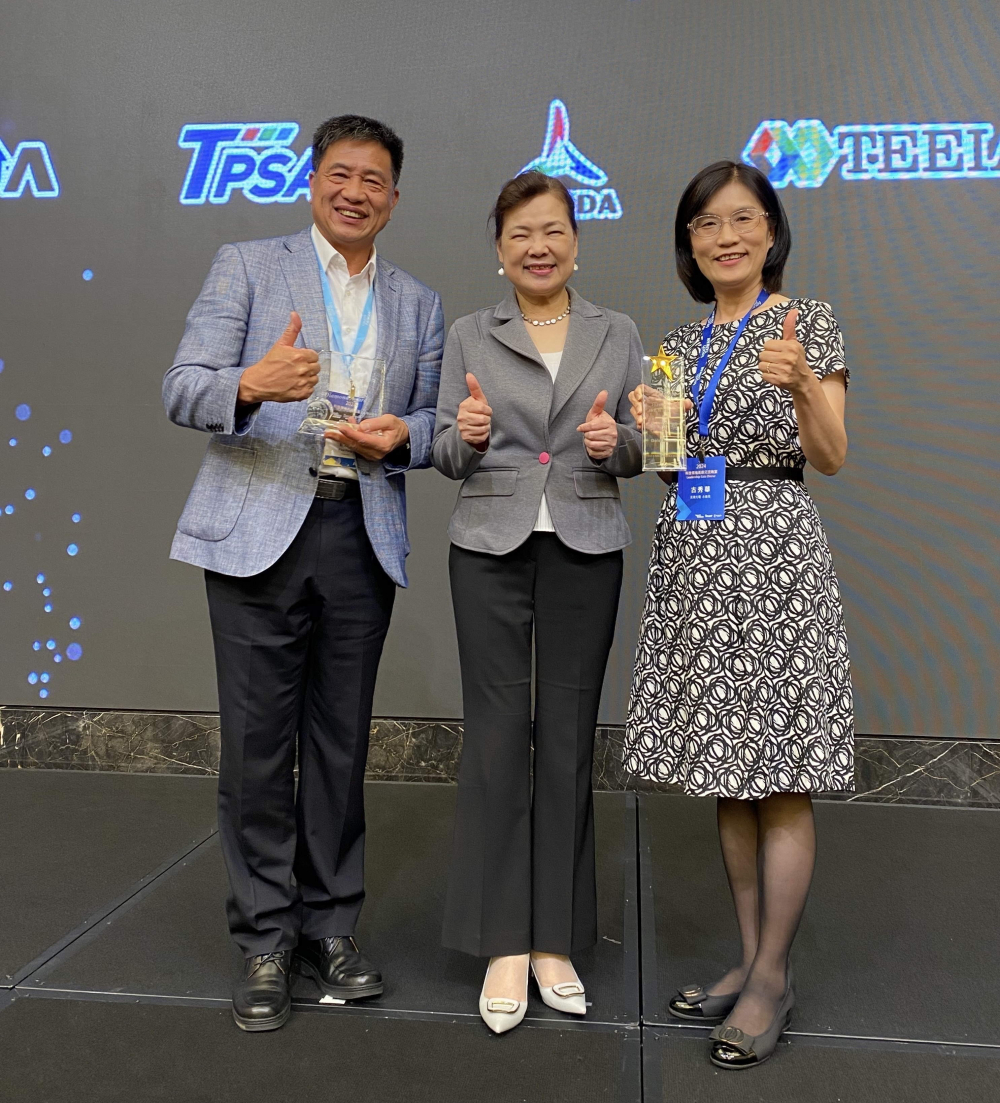 友達致力推動永續發展，於Touch Taiwan2024以3R策略貫穿Display、ESG展位實現綠色展覽目標之成果，Display展位獲綠色裝潢設計鑽質獎最高榮譽，ESG同獲金質獎殊榮。由經濟部長王美花（中）親自頒予友達光電董事長彭双浪（左）、友達光電永續長古秀華（右）