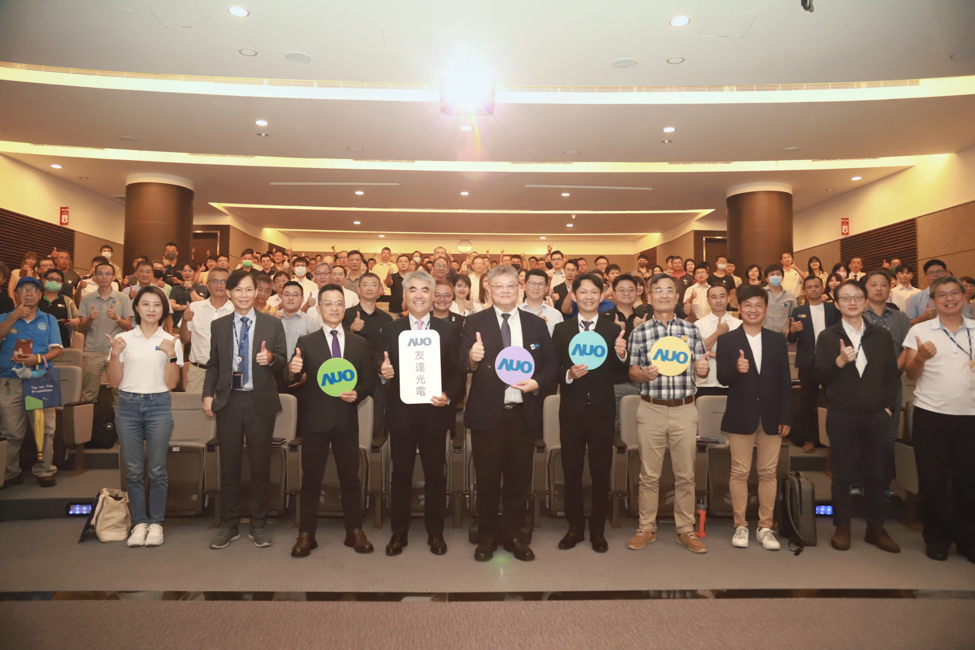 友達光電邀請領域專家共研再生能源發展、電力需求及建築物減碳等議題進行交流，盼共擘綠色永續生態圈的嶄新契機。