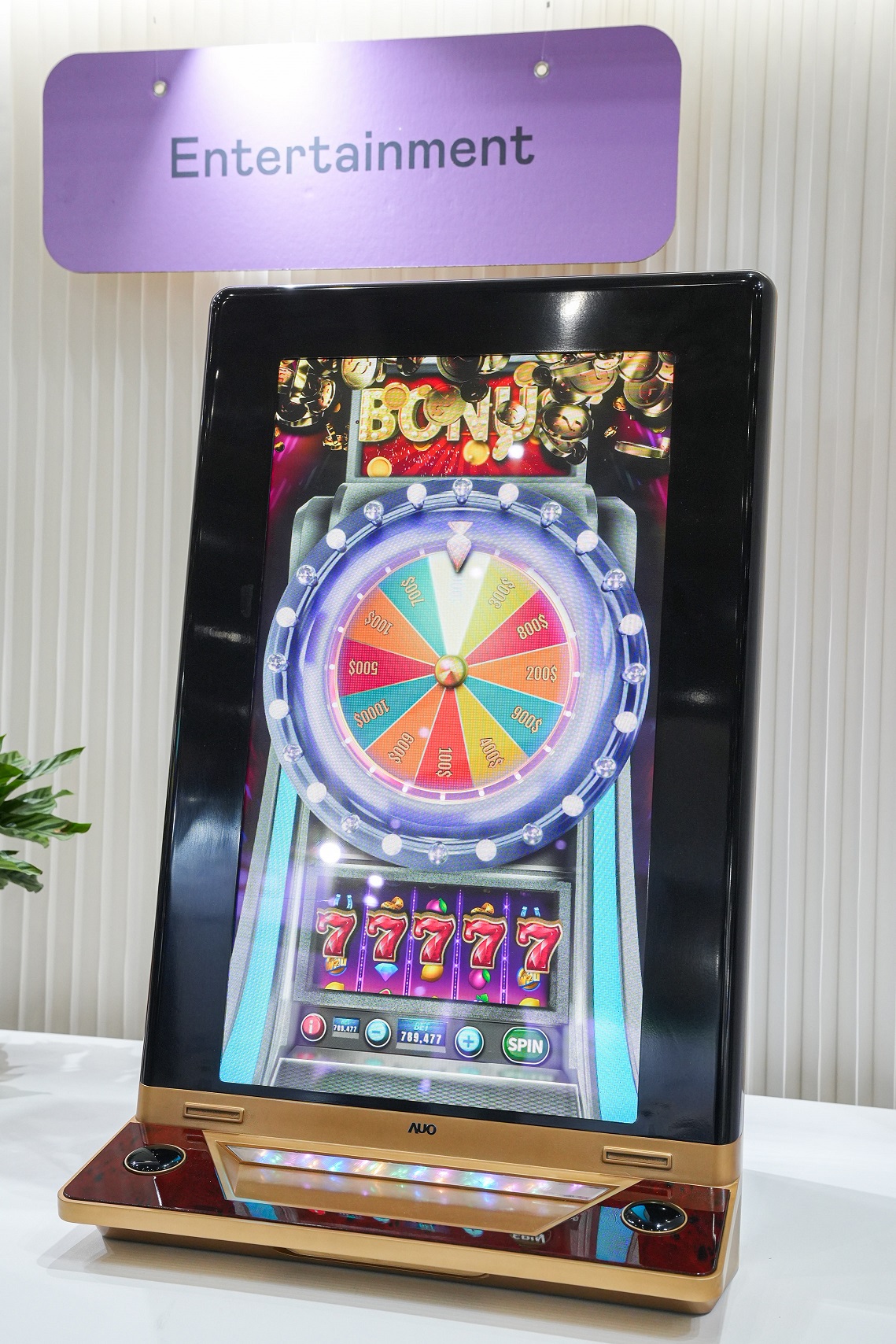 友達30吋真實立體效果顯示器，採用上層Micro LED和下層先進抗反光技術A.R.T.（Advanced Reflectionless Technology）LCD顯示技術整合，引領3D顯示技術革新浪潮