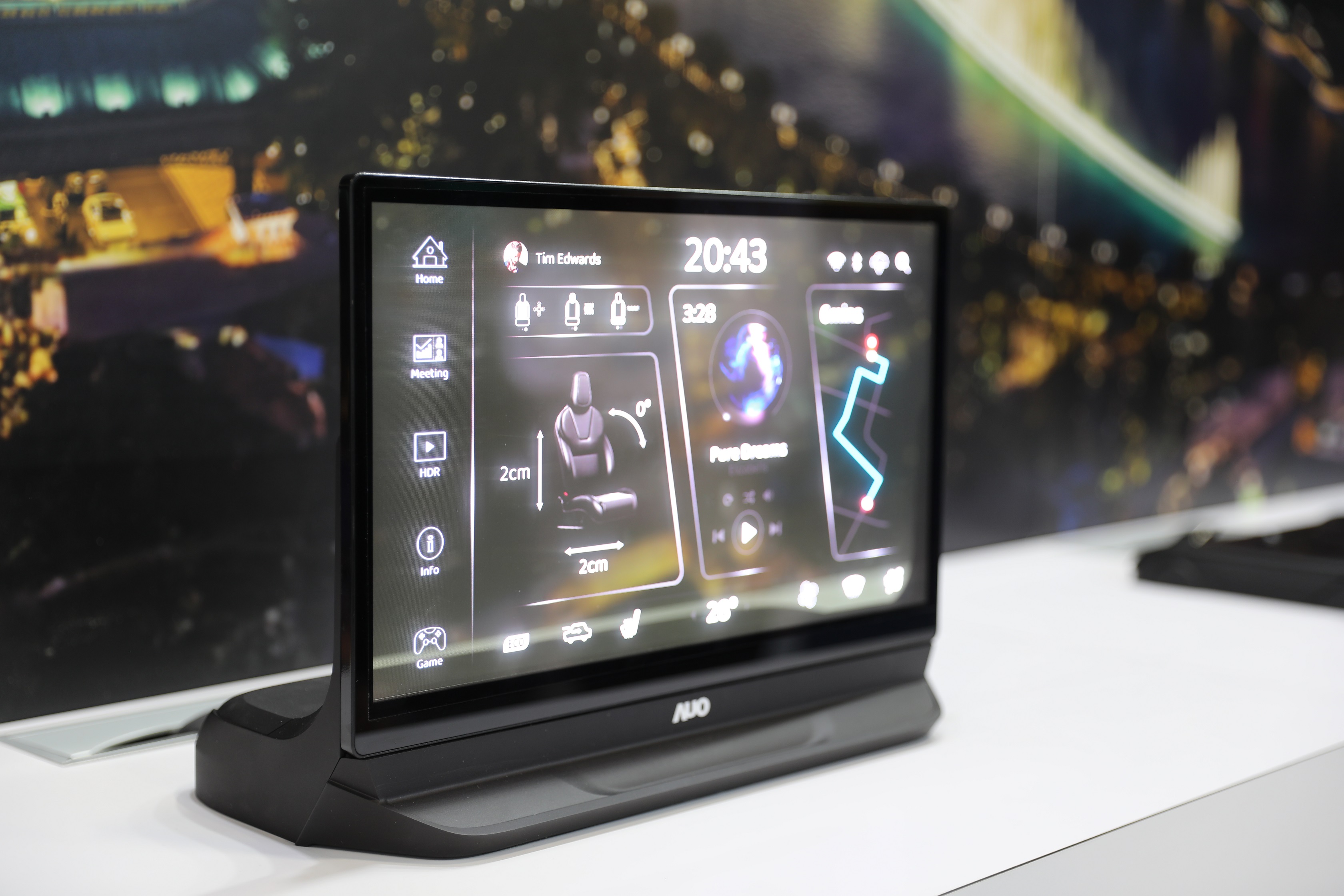 友達將Micro LED透明顯示技術整合黑切換技術的解決方案，釋放強大的技術自主開發能力，跨越室內外應用界限，開創業界第一台17.3吋快速黑切換透明觸控Micro LED顯示器