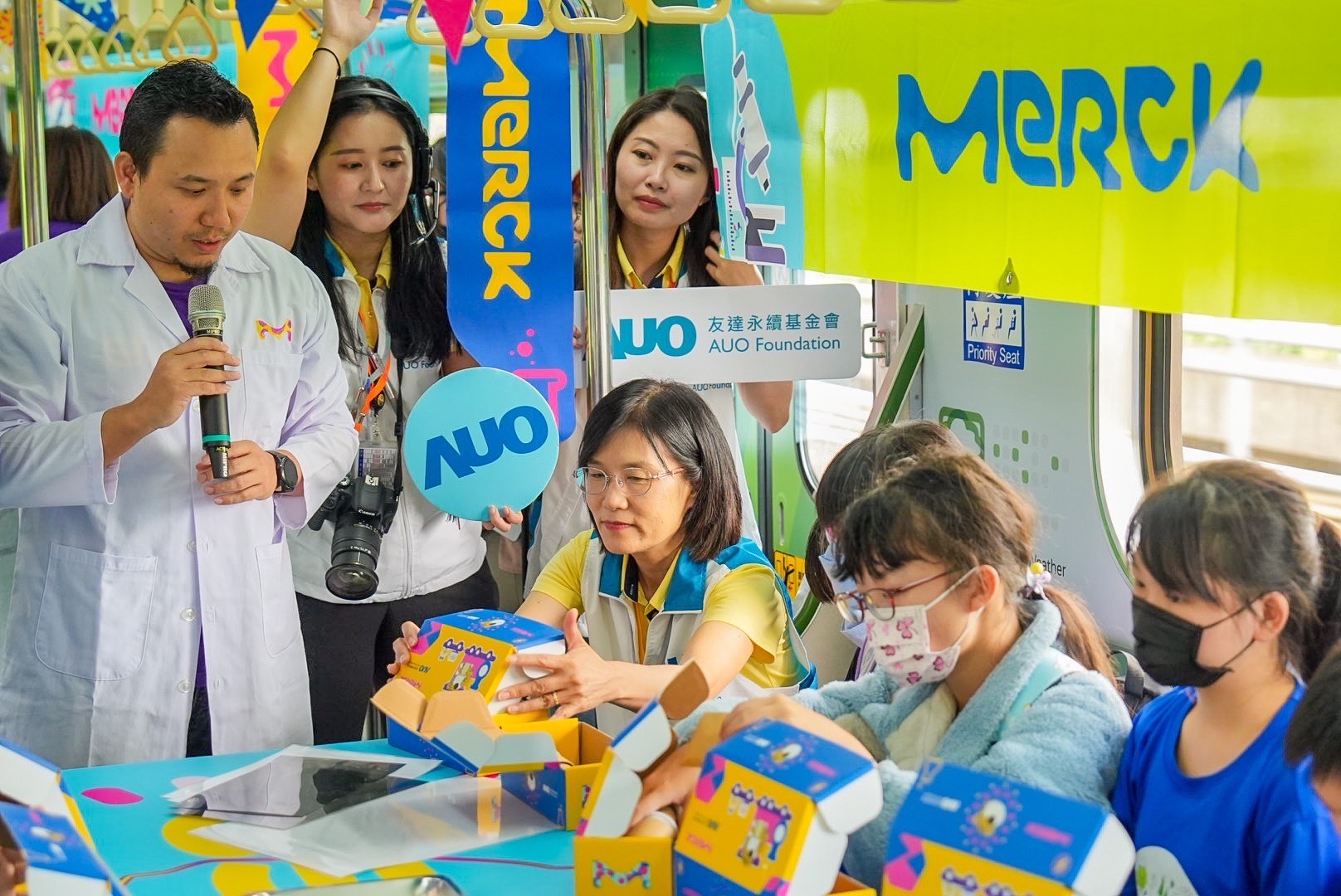 友達以光電、再生能源、水資源三大核心，設計「再生能源和循環經濟」多元永續教育主題，並攜手供應鏈夥伴默克開發創意科學教材及實作體驗，期讓永續素養透過科學探索向下扎根