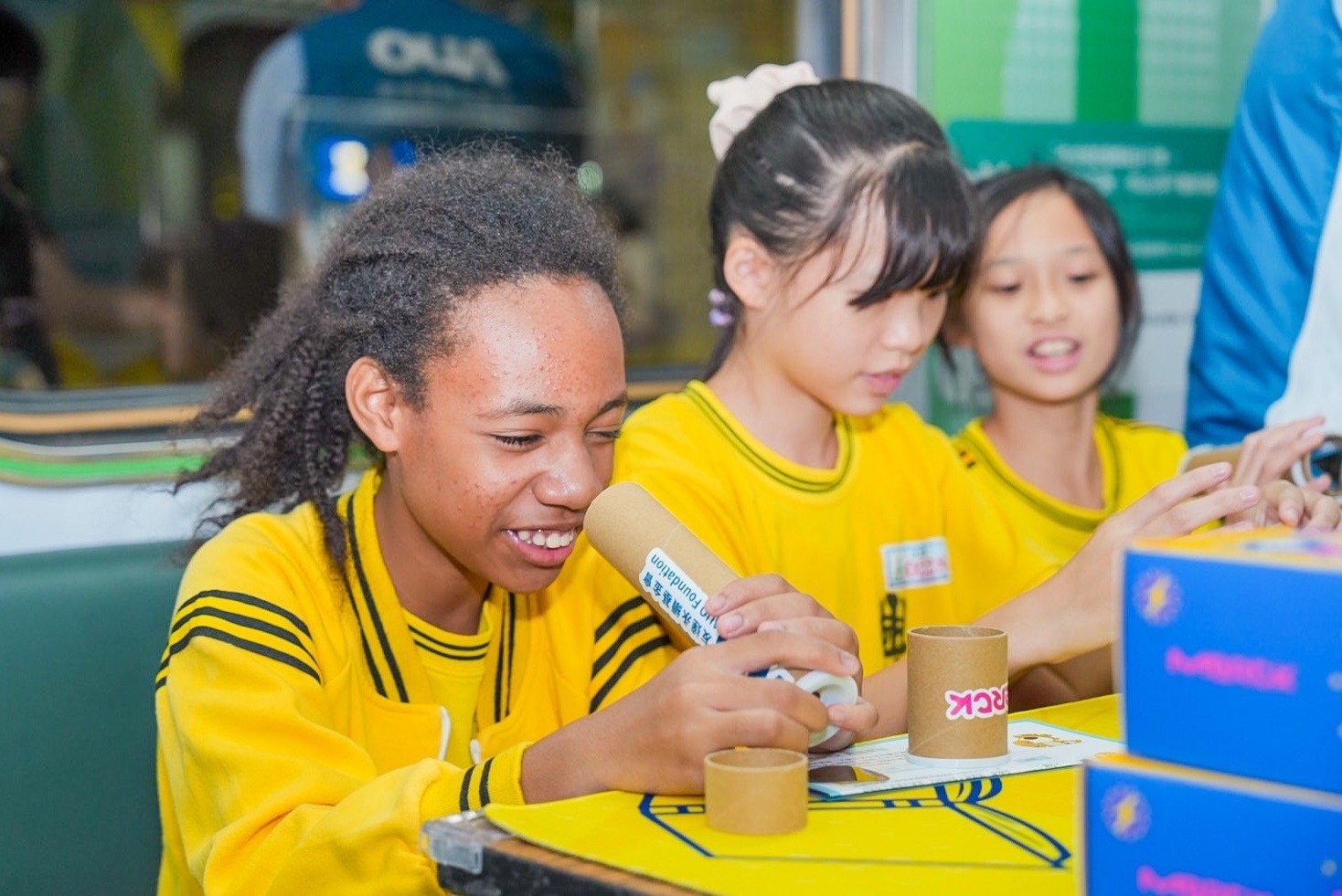 友達與默克分別回收不再使用的偏光片及液晶顯示模組，設計光電課程「玩轉光與闇」，讓學生們親手製作偏光萬花筒與簡易液晶顯示器，實踐循環再生的永續理念