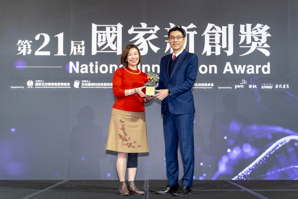 友達旗下子公司友達耘康與達擎分別以「中醫數位化檢測解決方案」及「寬視角3D醫療顯示器」獲得第二十一屆國家新創獎「智慧醫療與健康科技」類別的「企業新創獎」與「國家新創精進獎」兩項殊榮。圖左為衛生福利部政務次長林靜儀、圖右為友達光電智慧醫療事業群總經理廖世宏