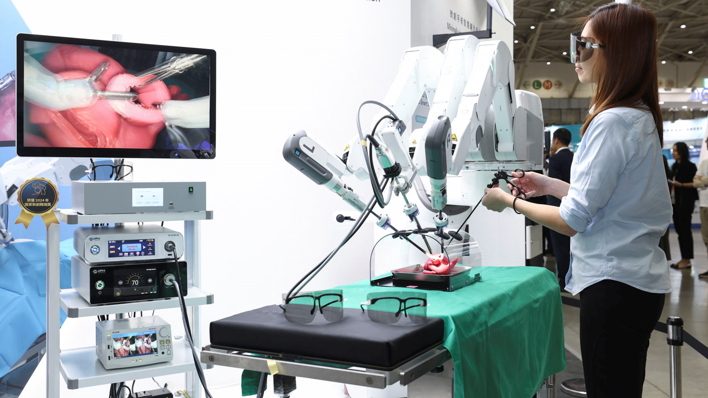 達擎寬視角3D醫療顯示器可應用於機器人手術即時3D解決方案，提供醫療團隊即時、同步的3D手術影像，提升溝通效率與手術安全性