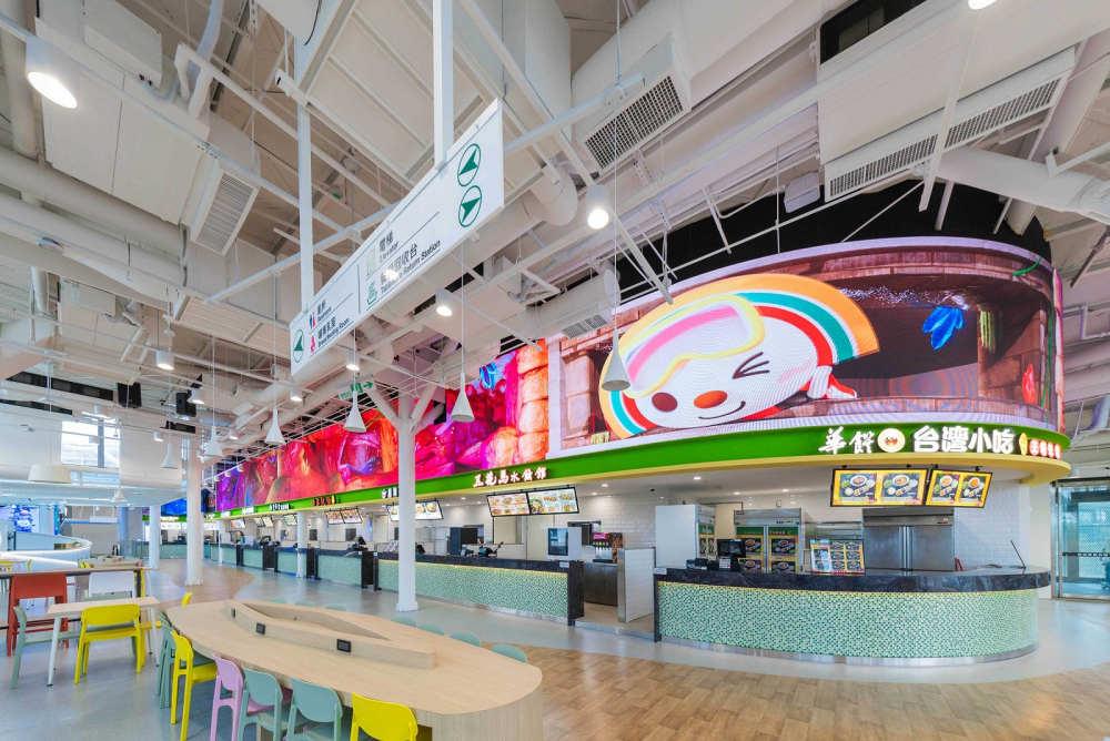 友達穩步推動雙軸轉型策略，旗下子公司達擎攜手傑可達數位與零售業者統一超商合作，為全新改裝開幕的「清水服務區」打造首創的裸視3D體驗牆