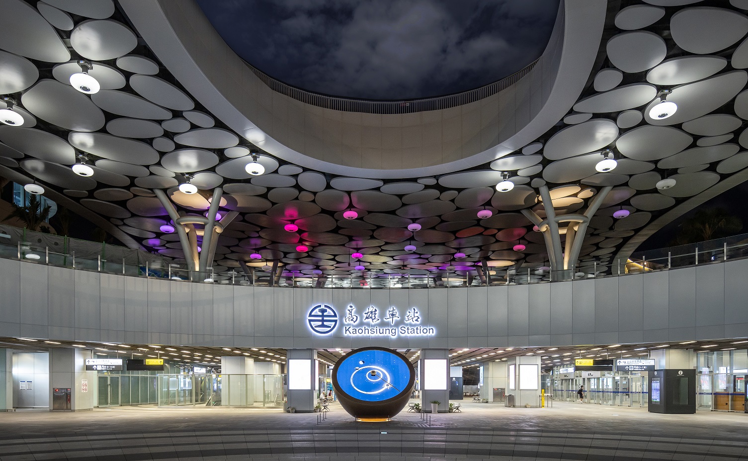 創利空間參與《高雄車站共感空間》公共藝術計畫，擔任視覺科技整合夥伴。於「看時間」天文鐘作品中提供技術指導，整合圓形LED鐘面與鐘體結構，在時間、天象星盤與空間氛圍間生動展演