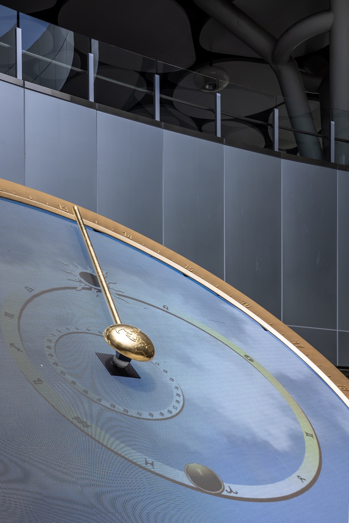 創利空間參與《高雄車站共感空間》公共藝術計畫，擔任視覺科技整合夥伴。於「看時間」天文鐘作品中提供技術指導，整合圓形LED鐘面與鐘體結構，在時間、天象星盤與空間氛圍間生動展演