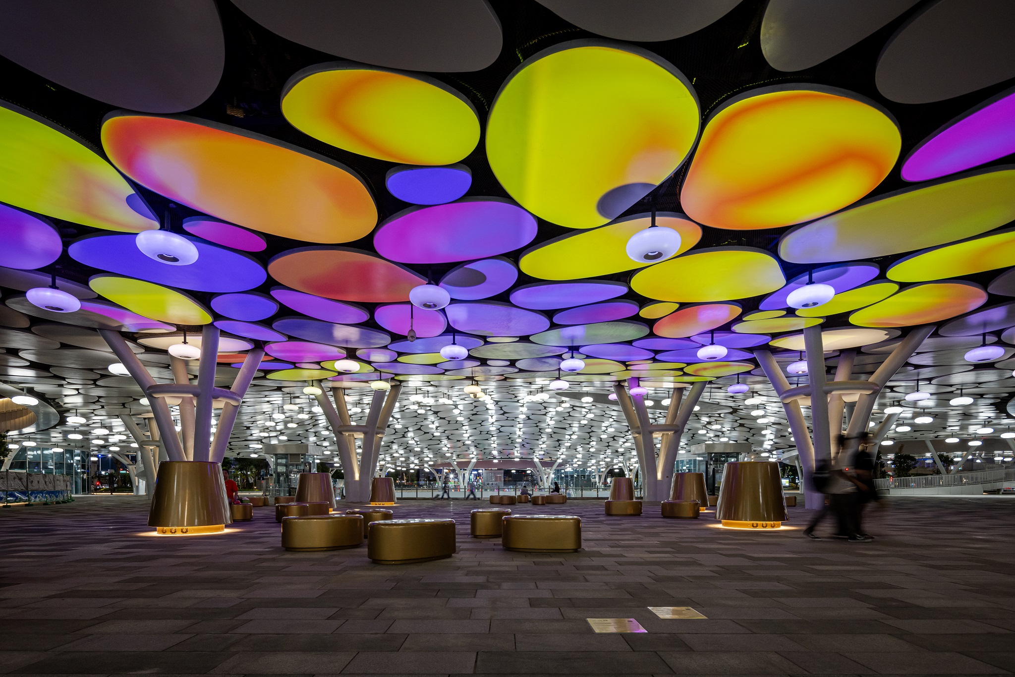 於「染色彩」作品中，創利空間協助藝術團隊將高雄車站天棚2700片鋁製雲朵染上繽紛色彩，從設備設定、光影軟體串接到現場調校，確保光線準確落在雲朵表面，展現層次與意境