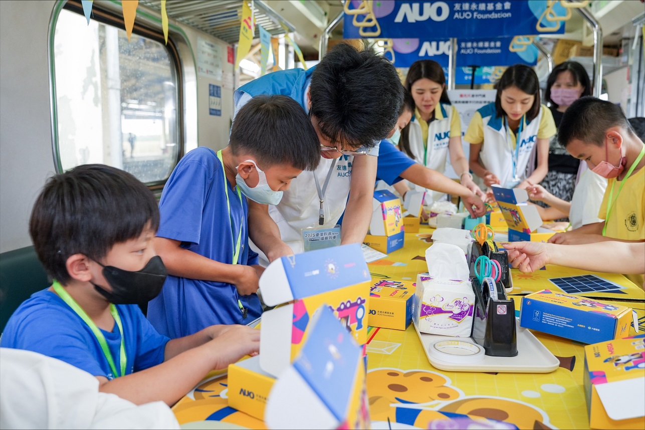 今年友達設計「光電、再生能源、水資源」三大課程主題，攜手供應鏈夥伴默克及大豐環保，以循環經濟理念開發創意教材