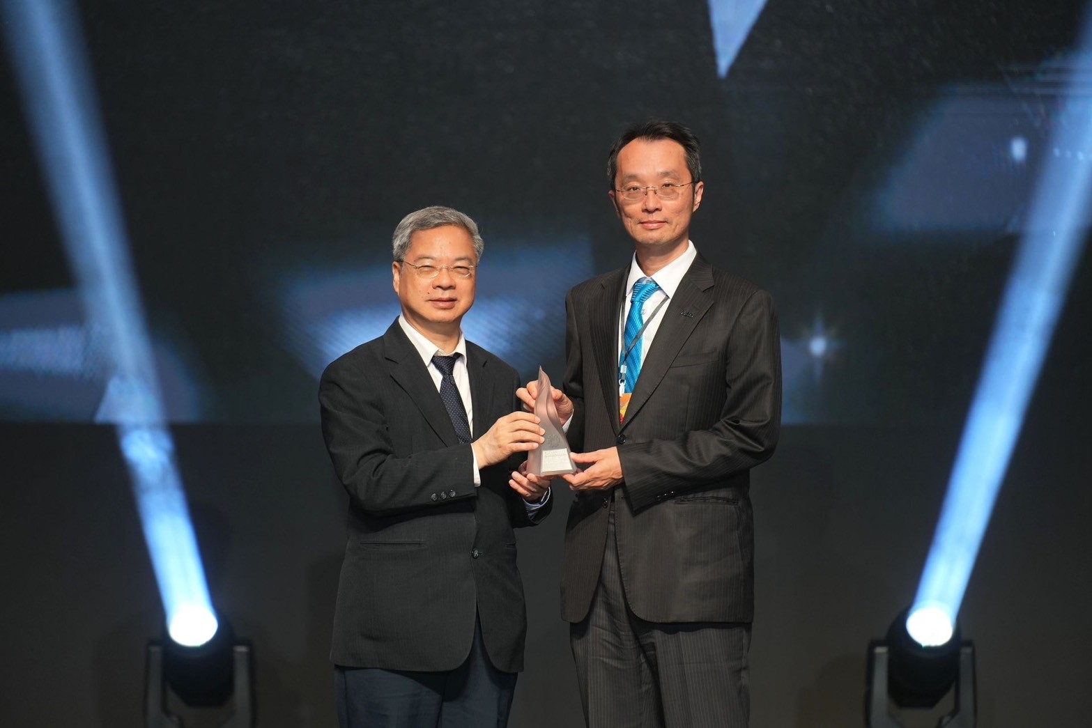「友達「177吋高透明度Micro LED顯示器」獲得台灣精品銀質獎，由友達光電顯示產品研發總部副總經理吳仰恩（右）代表領獎