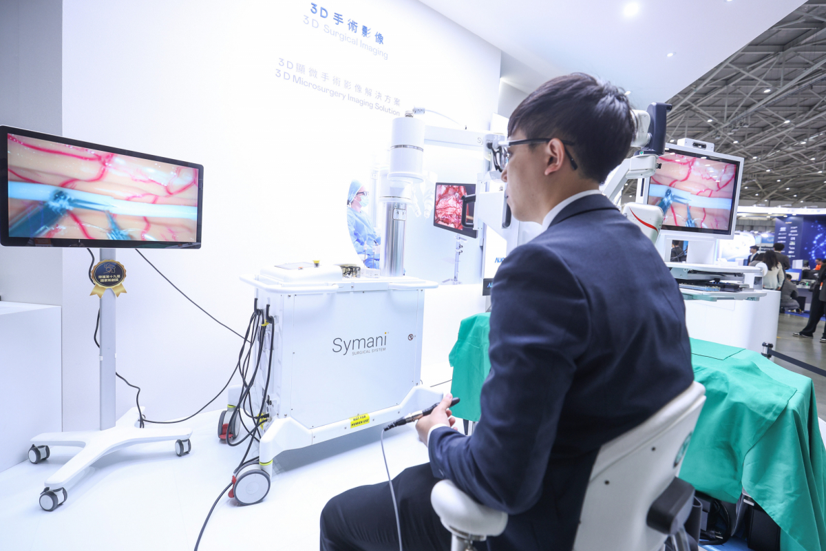 達擎推出「3D顯微手術影像解決方案」，將3D影像技術從腹腔內視鏡手術延伸至神經、血管、淋巴等高難度顯微手術，提供超清晰立體視野，協助醫療團隊在複雜手術中完成精準細膩操作。
