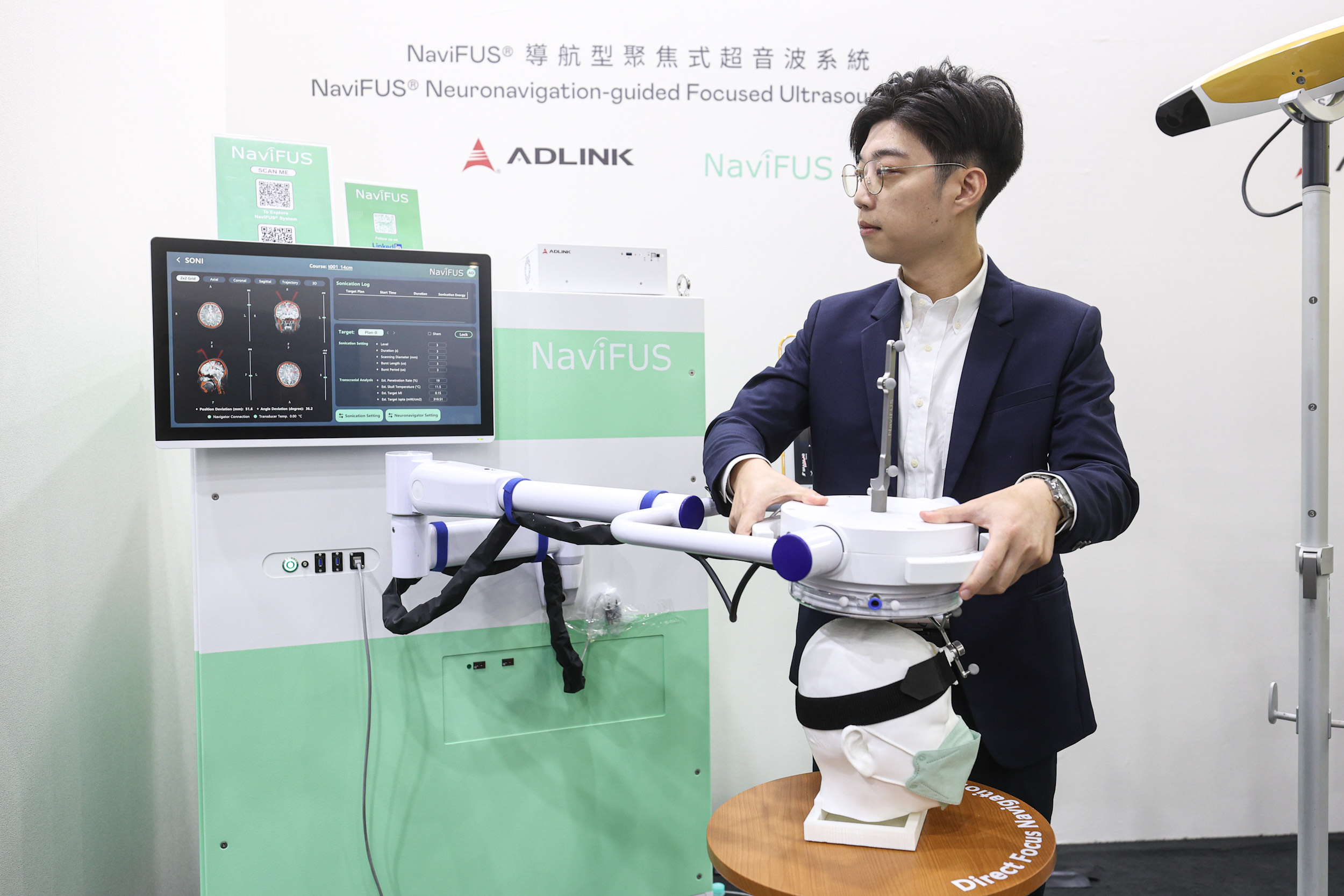 達擎攜手凌華科技與浩宇生醫合作的「NaviFUS&reg; 導航型聚焦式超音波系統」，以凌華醫療級邊緣運算平台為核心，結合光學導航與穿顱超音波技術，非侵入性將能量精準聚焦腦內病灶，可暫時開啟血腦屏障，提升藥物遞送與治療效果。