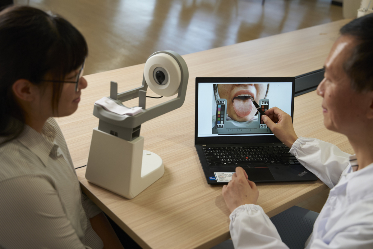 友達耘康的「舌象辨識軟體」則運用AI與大數據技術，可快速辨識舌色、舌形、苔色、苔質等特徵，顯著提升舌象辨識效率，優化檢測流程。