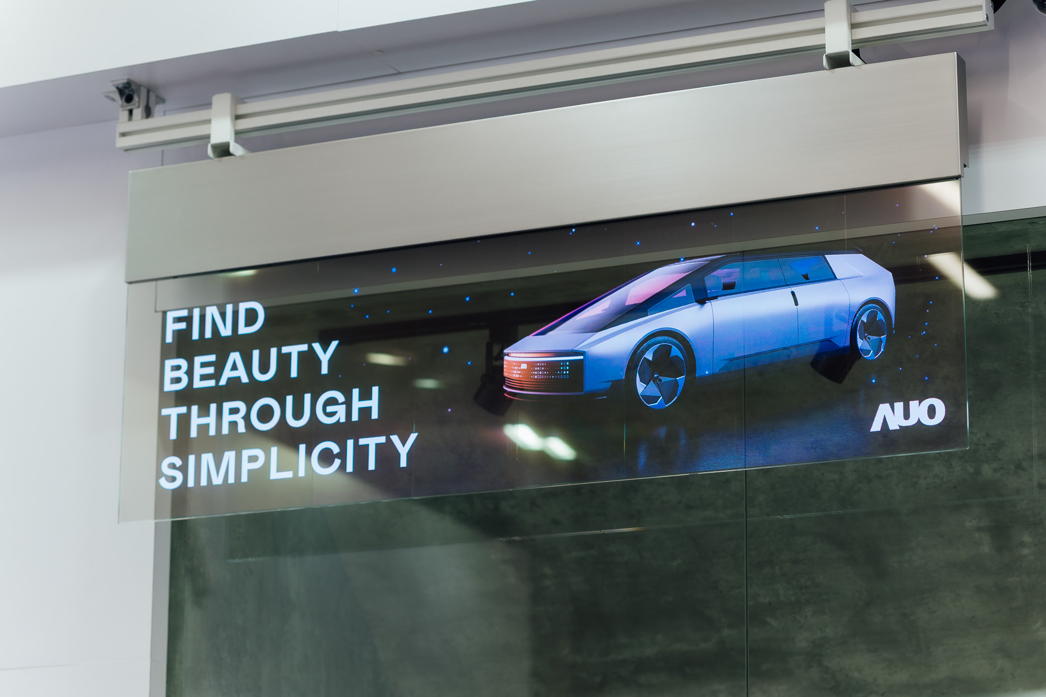 具備高亮度透明感的54吋透明Micro LED智慧看板，可無限拼接不同尺寸，營造出兼具科技感與美學的沉浸式氛圍，適用於旗艦店、展演空間等多元場域。