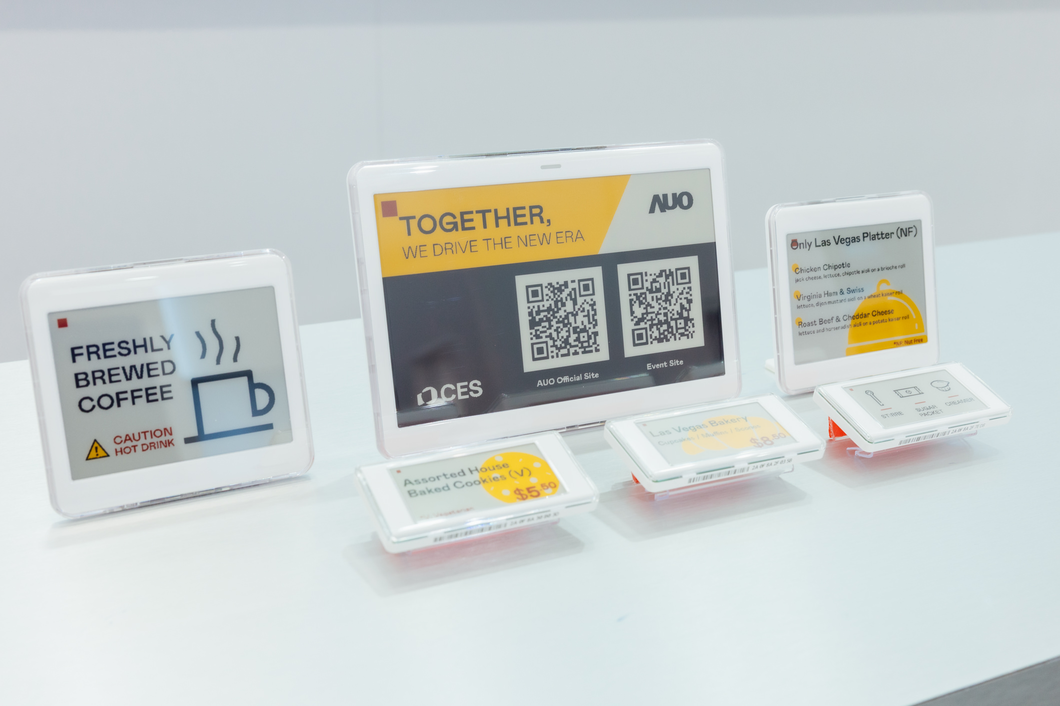 達擎開發的低功耗、全彩的aecoPost電子紙解決方案，僅在更新畫面時需要微量的電力驅動，無需佈建電線的便捷設計，使其可靈活應用、彈性選擇置放處；可搭配aecoTag電子貨架標籤解決方案，驅動商店內所有數位看板和電子貨架標籤，以遠端控制實現動態變價，提升門市人員作業效率，並以無紙化落實永續經營目標。