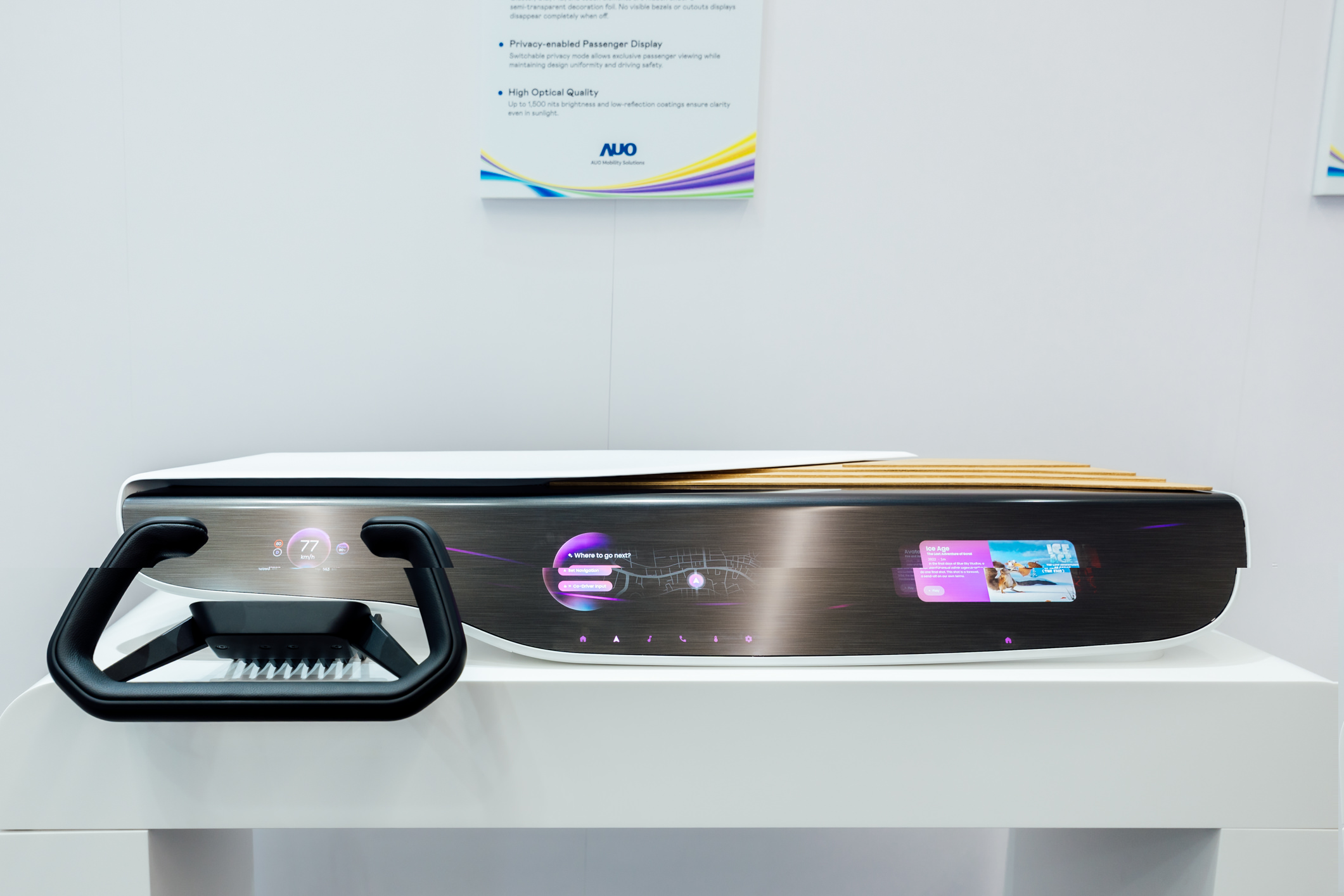 Horizon Intelligent Dash將儀表板、中控資訊顯示器及乘客資訊顯示器整合為一個無縫介面，營造端到端的一體化大尺寸顯示效果，並透過友達智慧移動所開發的網域控制器啟用AI驅動，支援訊號即時診斷與智慧空調控制。