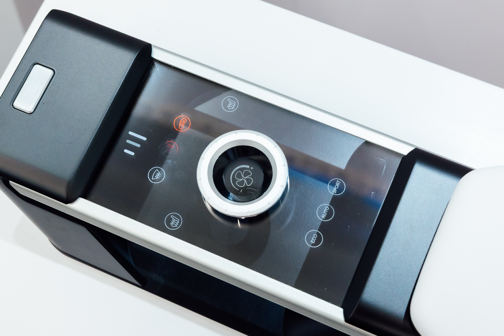 以極簡設計打造的CrystalSense Console，為中央扶手區帶來創新突破，將功能隱藏於簡約的外觀中，並採用懸浮式旋鈕搭配玻璃面板與主動觸覺回饋，僅在操作時才顯現功能選單，提供直覺且可自訂的互動體驗。